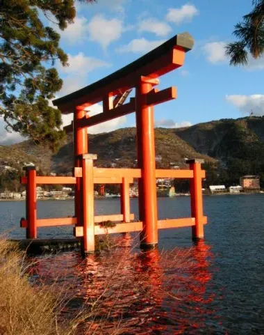 Le grand torii d'Hakone-jinja