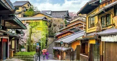 Old streets in Gion, traditional Kyoto district : a must-see when visiting Kyoto